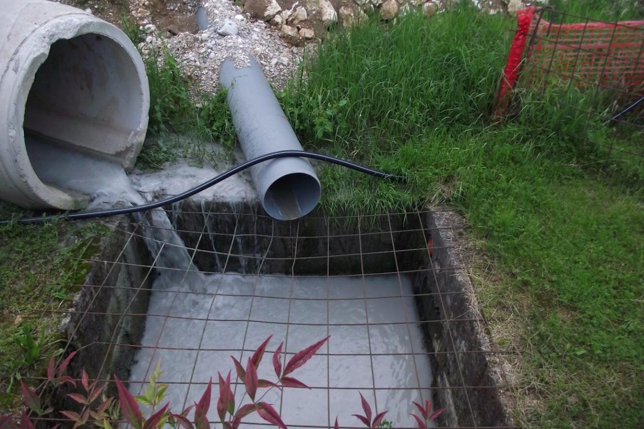 Acqua bianca nella roggia tra Isola e Malo