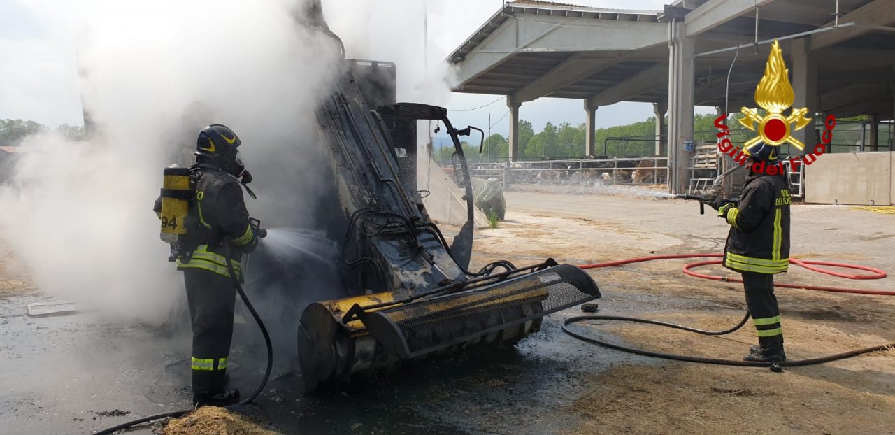 A Villaverla una macchina agricola in fiamme