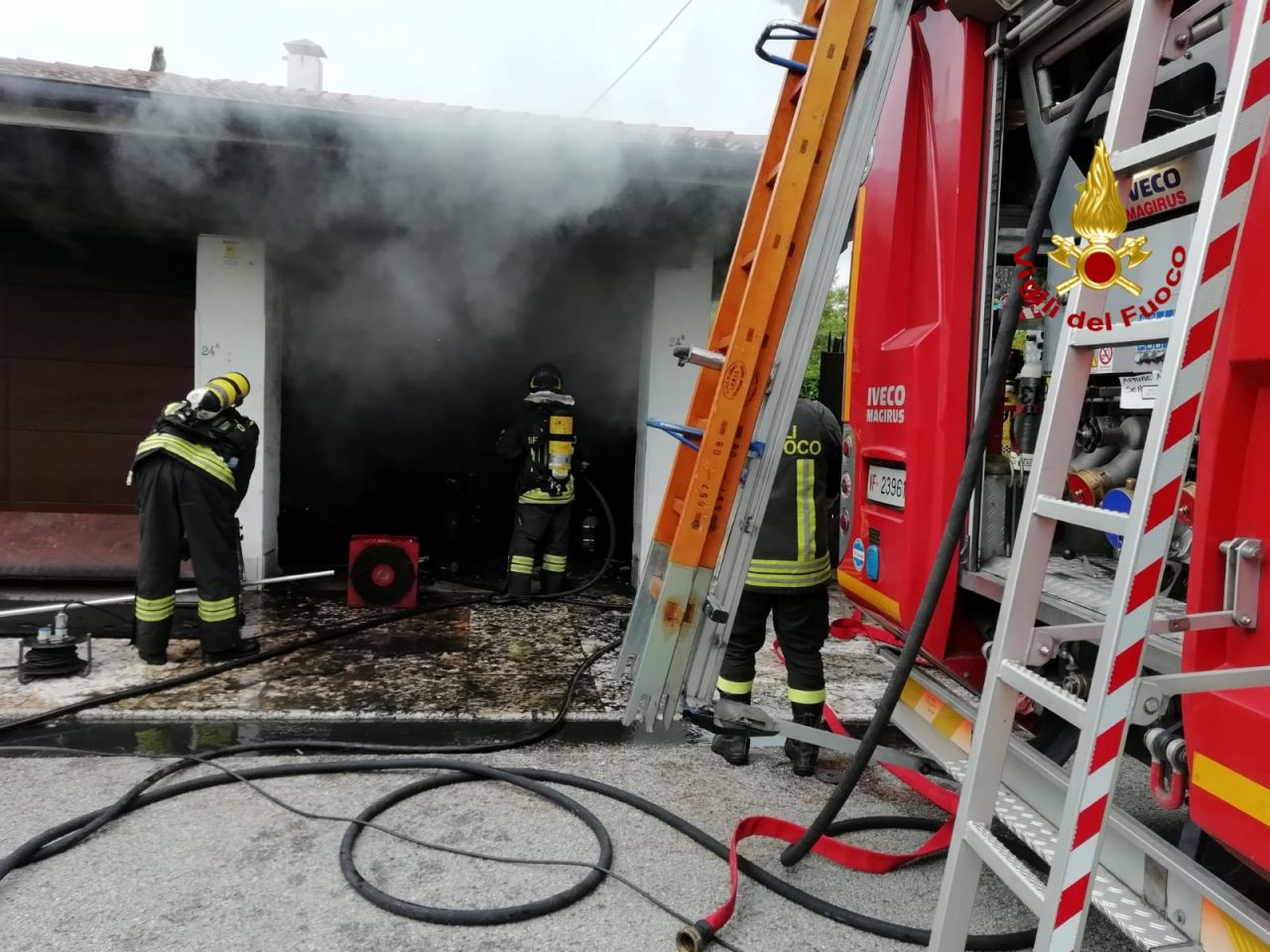 Incendio in un garage di Via Col Beretta a Bassano del Grappa