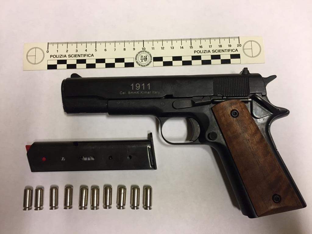 Moldavo trovato con una pistola scacciacani pronta all’uso