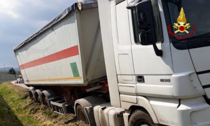 Montebello vicentino: Camion fuori strada e traffico bloccato