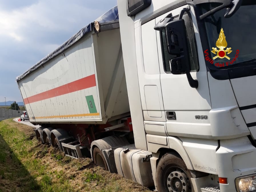 Montebello vicentino: Camion fuori strada e traffico bloccato