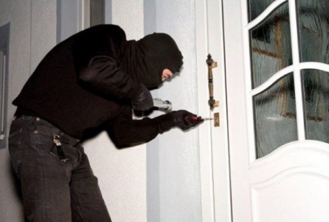 17enne di buona famiglia rapinava negozi per far colpo sulla fidanzata