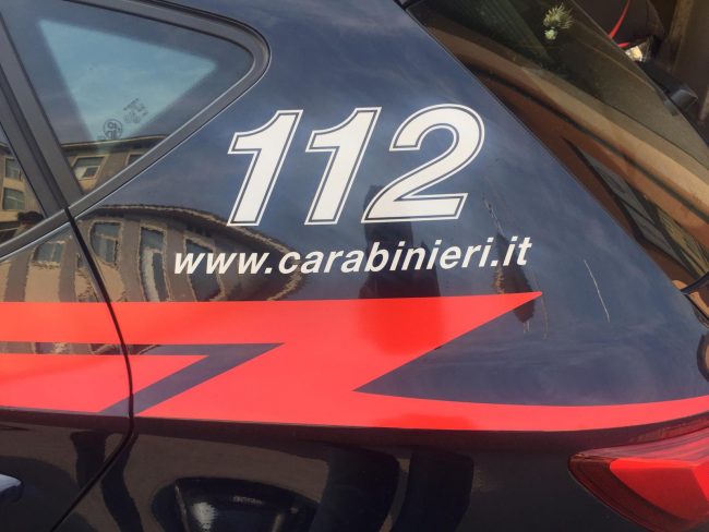 Minaccia e impedisce alla coppia di accedere alla loro proprietà: denunciato