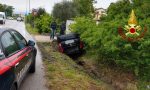 Auto nel fossato: due persone coinvolte