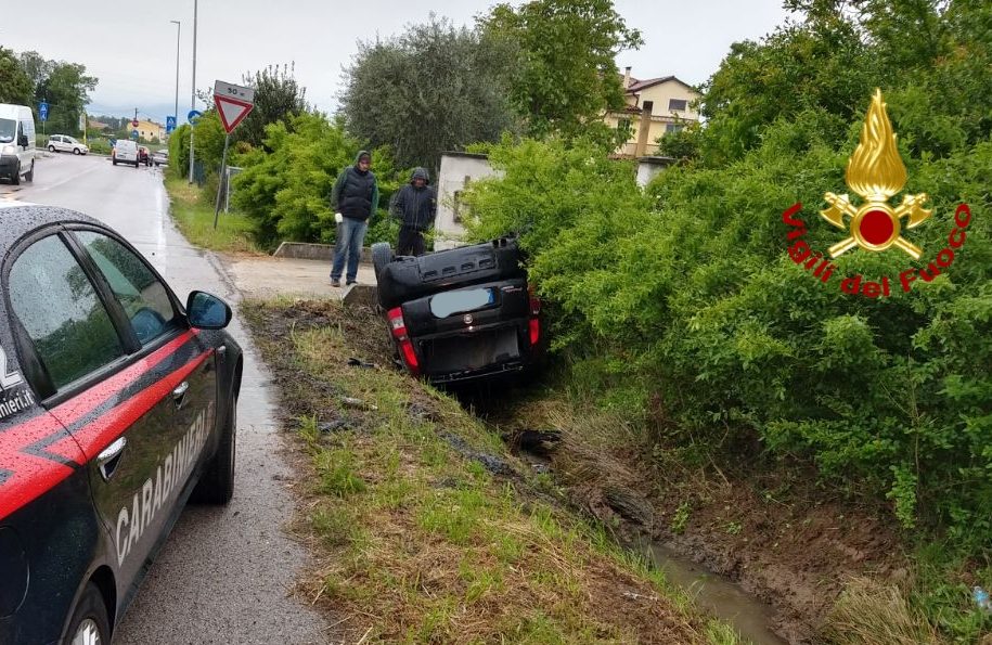 Auto nel fossato: due persone coinvolte