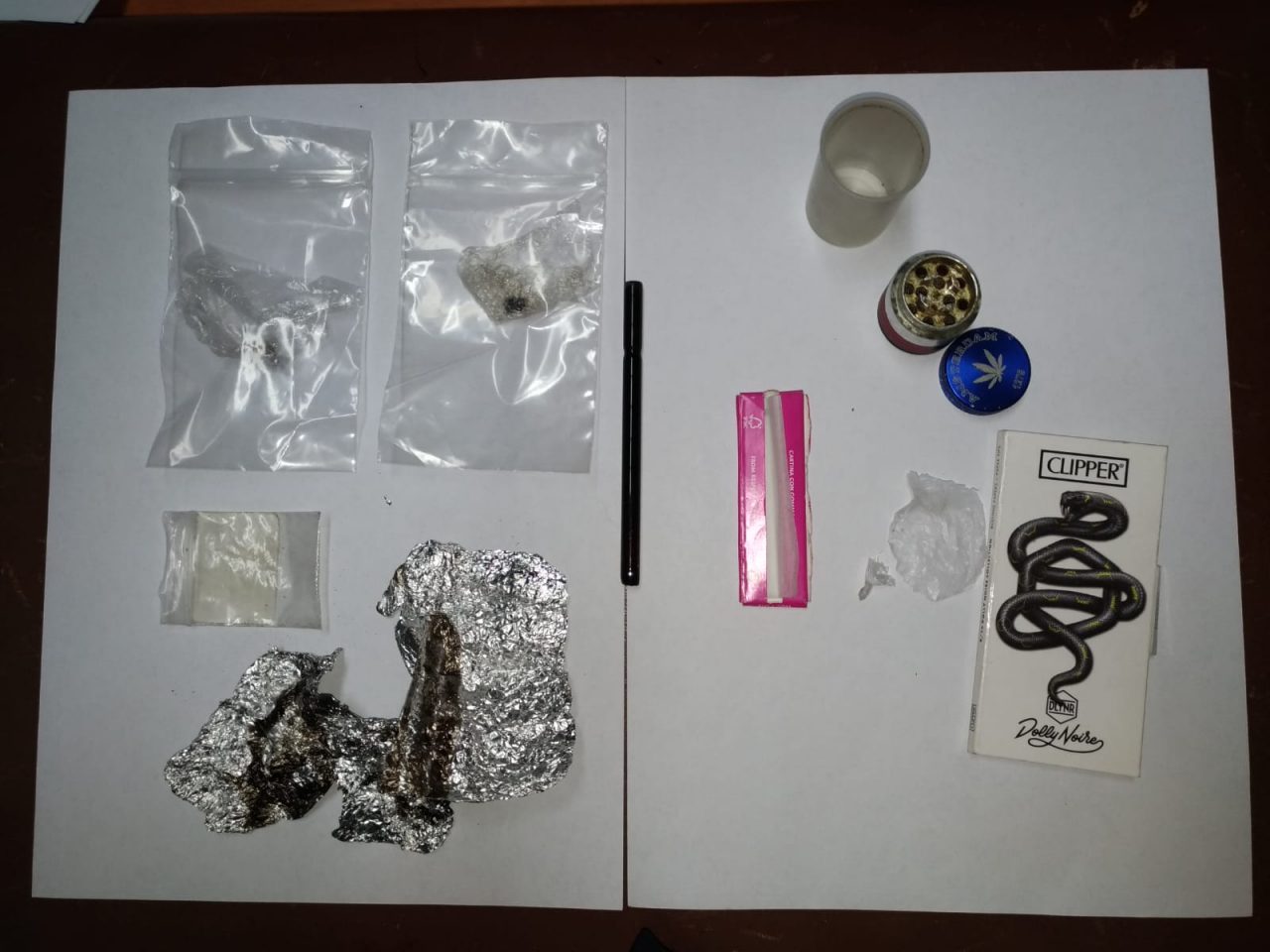 Hashish, tritafoglie e pipetta nelle mani di un 41enne alla guida