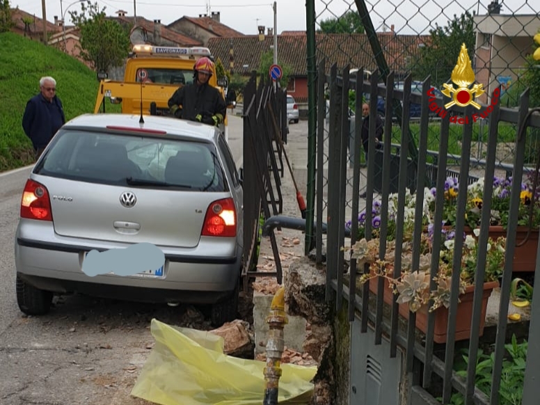 Perde il controllo dell’auto e causa una fuga di gas