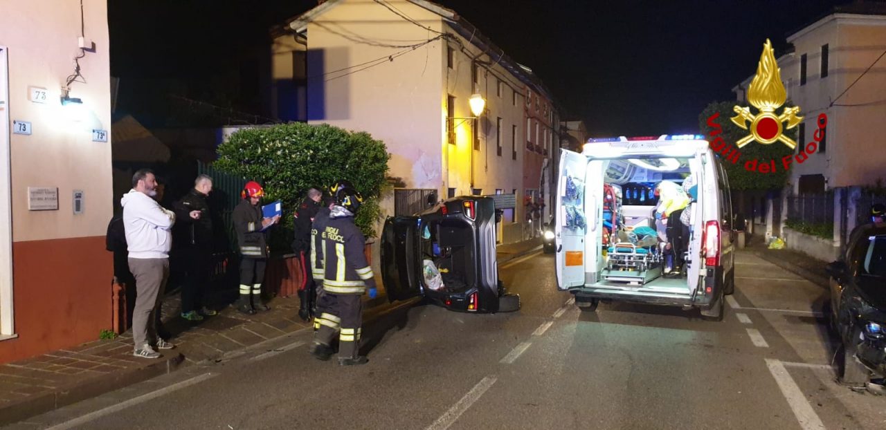 A Montecchio, resta incastrato nell’auto ribaltata