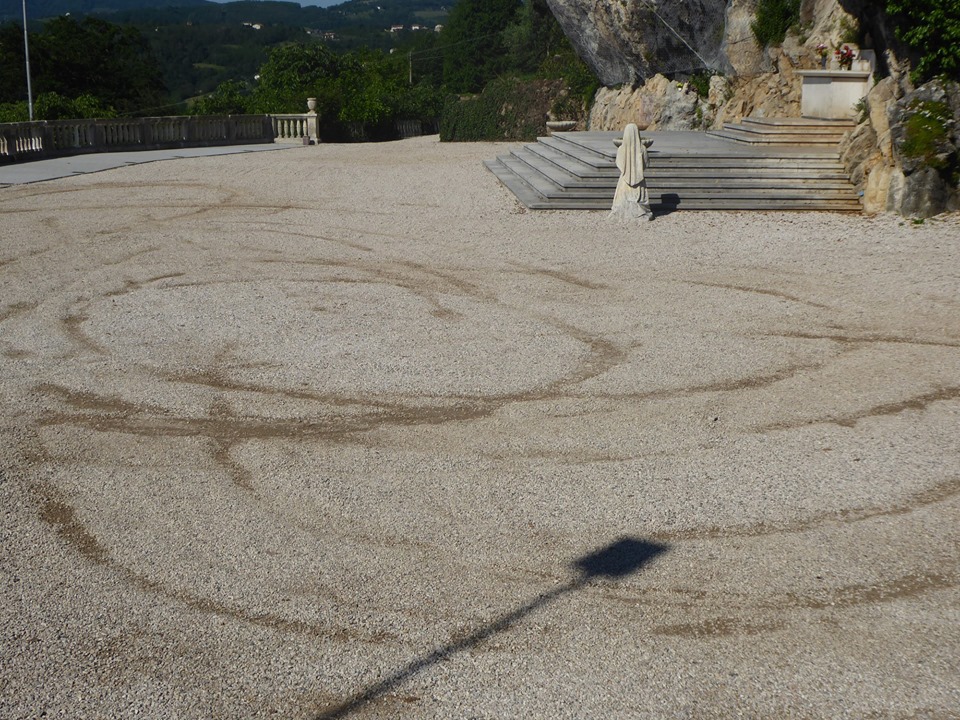 Vandali rovinano il piazzale della grotta di Lourdes a Trissino
