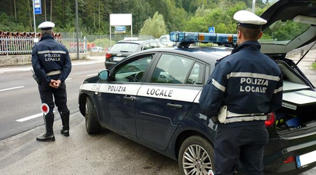 Pattuglia della Polizia Locale soccorre un’anziana in stato confusionale