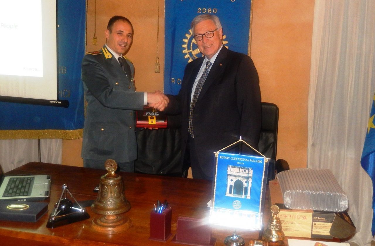 Rotary Club Palladio consegna defibrillatore alla Guardia di Finanza