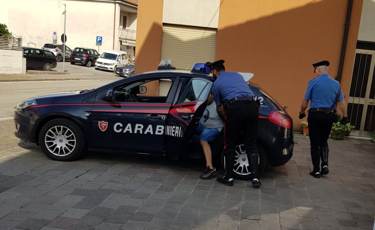 Cocaina ed hashish nascoste nel bidone dei rifiuti: arrestato spacciatore a Zanè