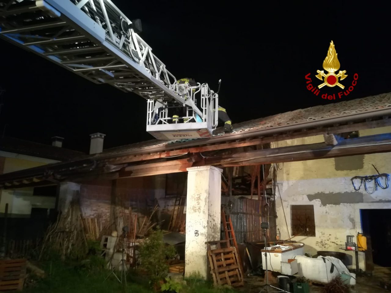 Incendio nella notte in un casolare di Camisano Vicentino