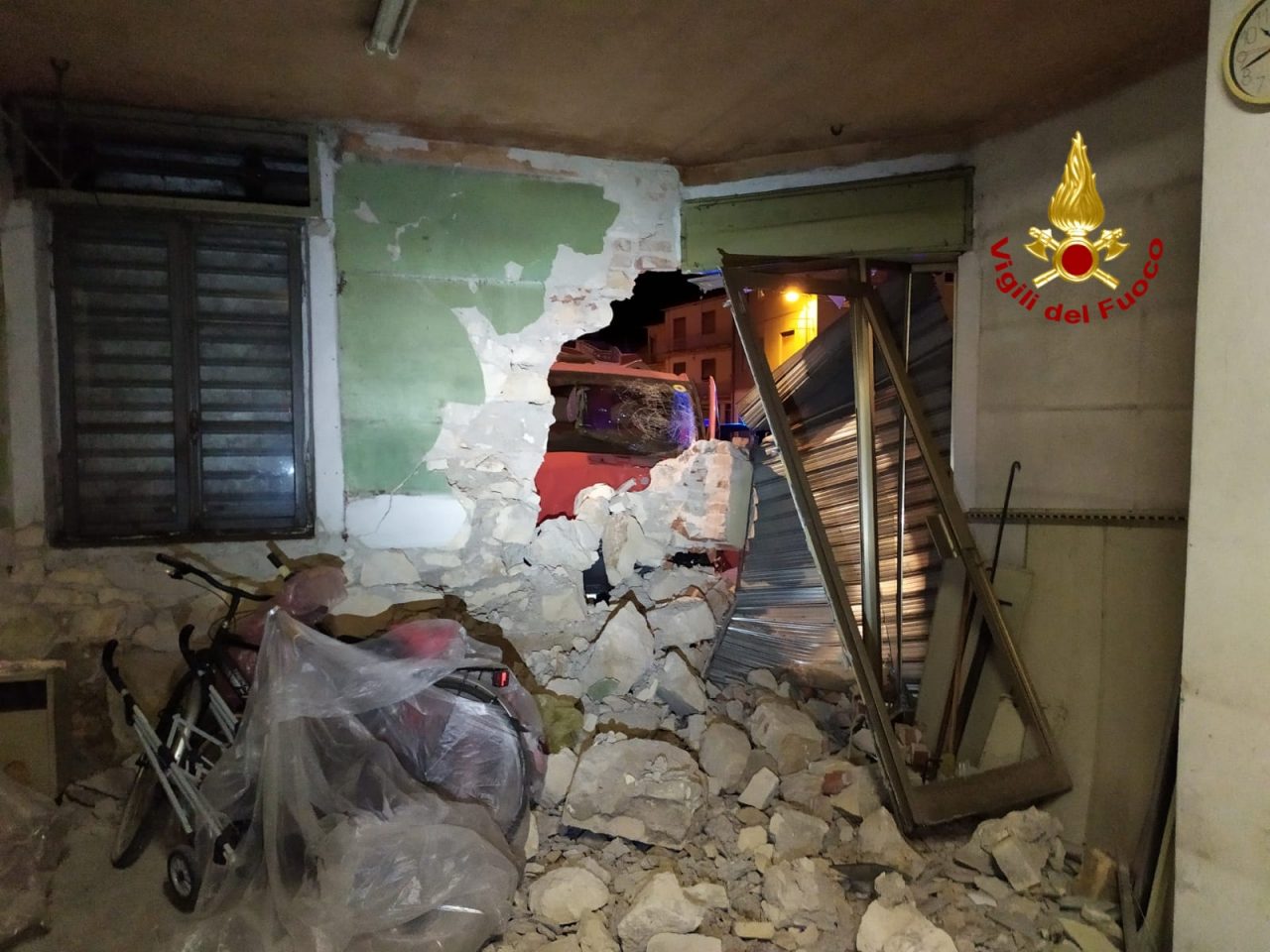 Perde il controllo del furgone e abbatte un muro di un edificio a Sarego
