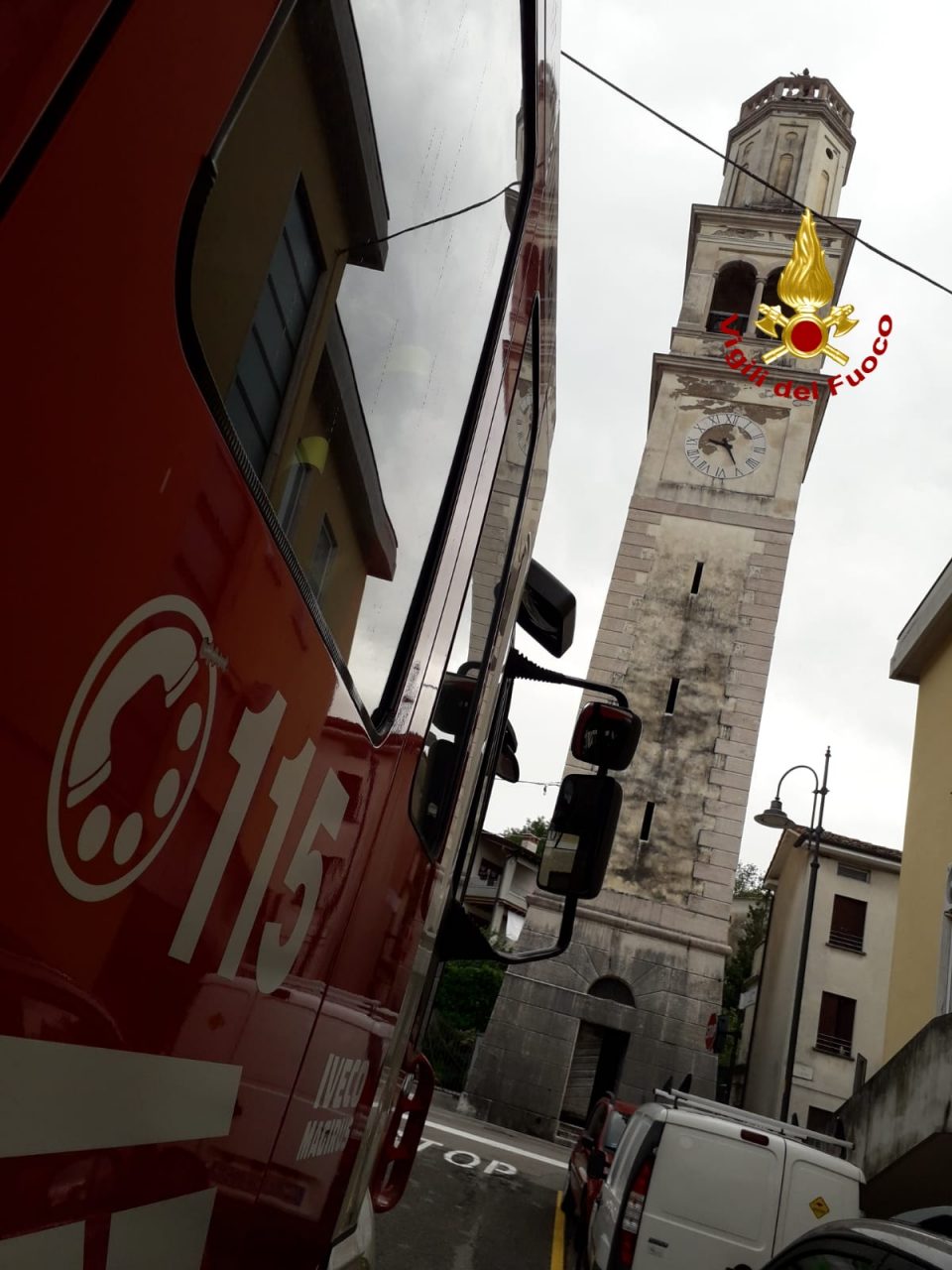 Saetta colpisce la statua di San Michele Arcangelo a Chiuppano