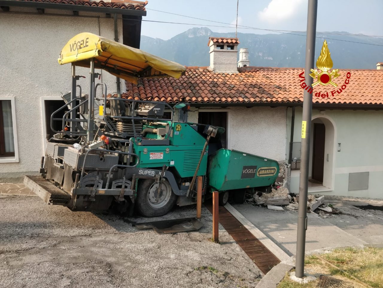 Macchina asfaltatrice finisce contro un’abitazione a Piovene Rocchette