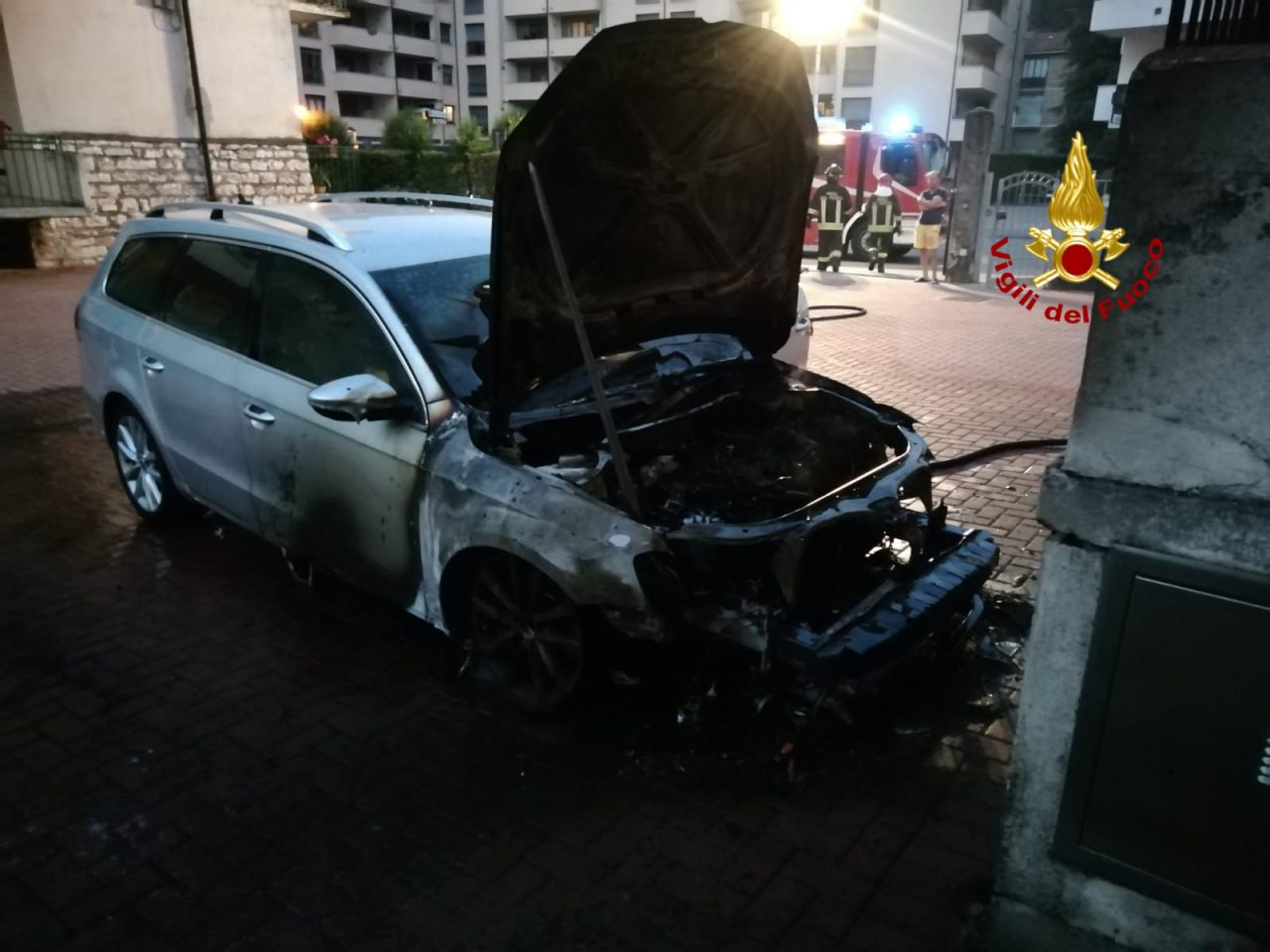 L’auto va in fiamme nel parcheggio sotto casa
