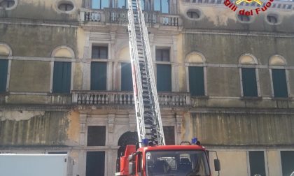 Cadono calcinacci dal tetto del museo civico di Bassano del Grappa