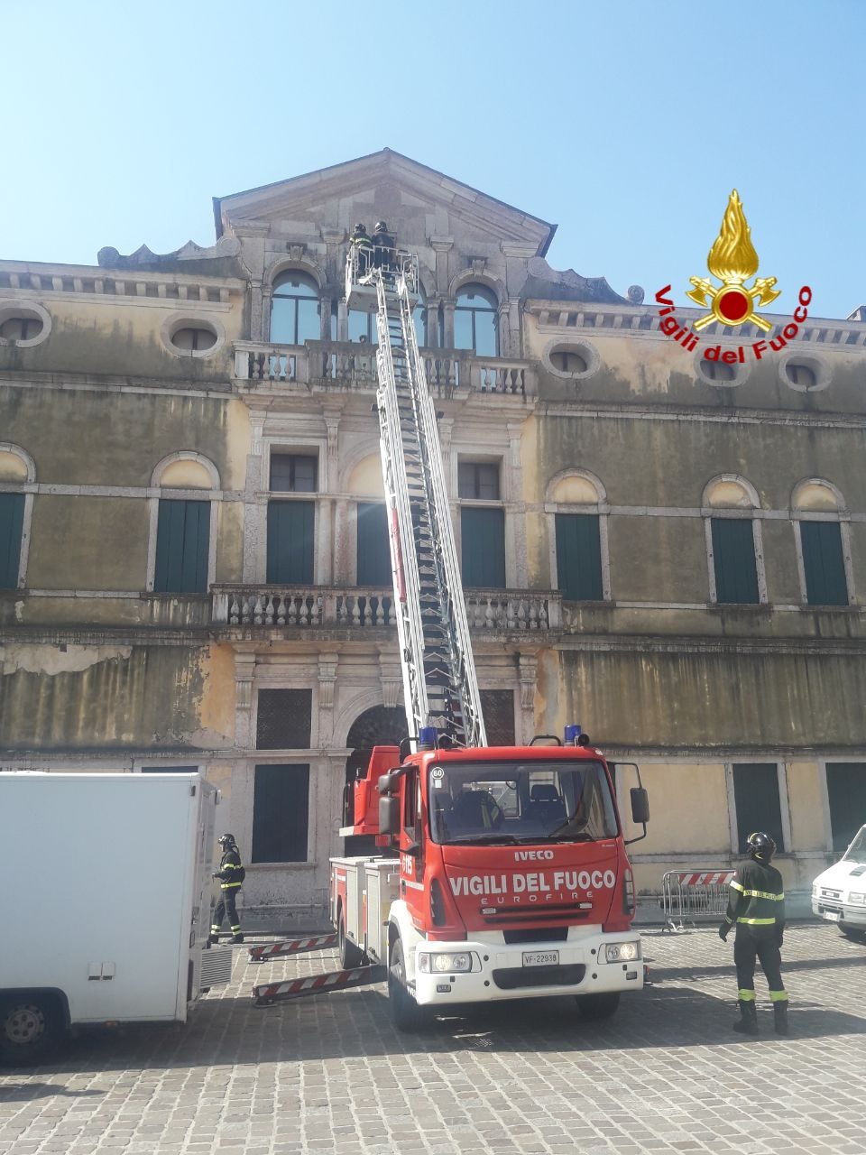 Cadono calcinacci dal tetto del museo civico di Bassano del Grappa