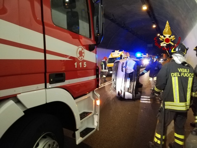 Auto rovesciata in galleria: coppia ferita
