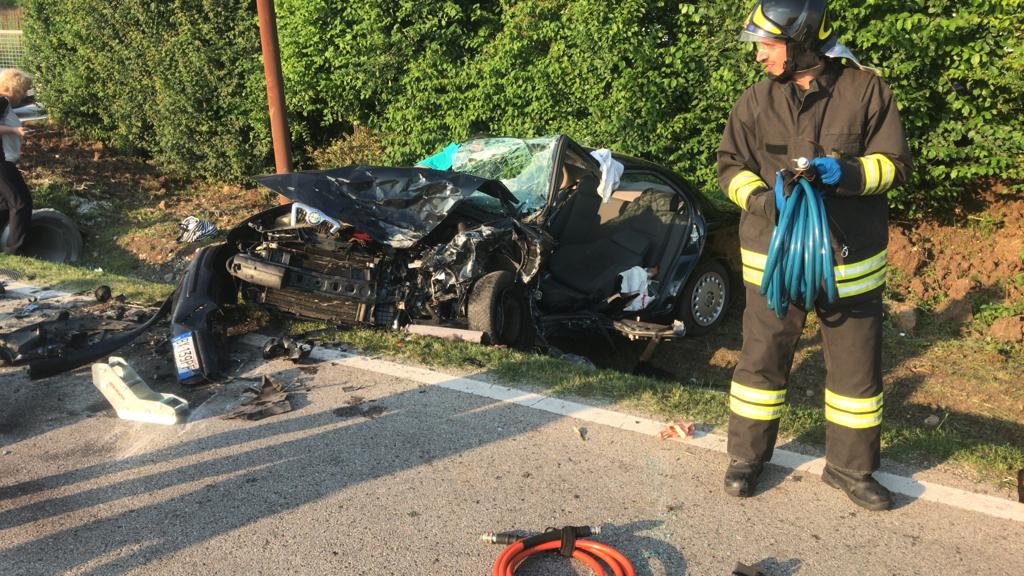 Incidente tra due auto a Gambellara: quattro feriti FOTO