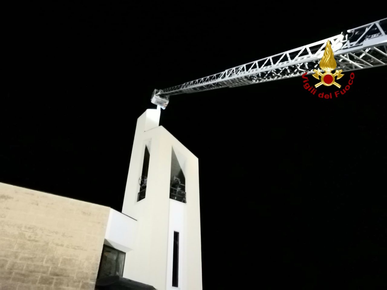 Incendio all’impianto d’illuminazione del campanile