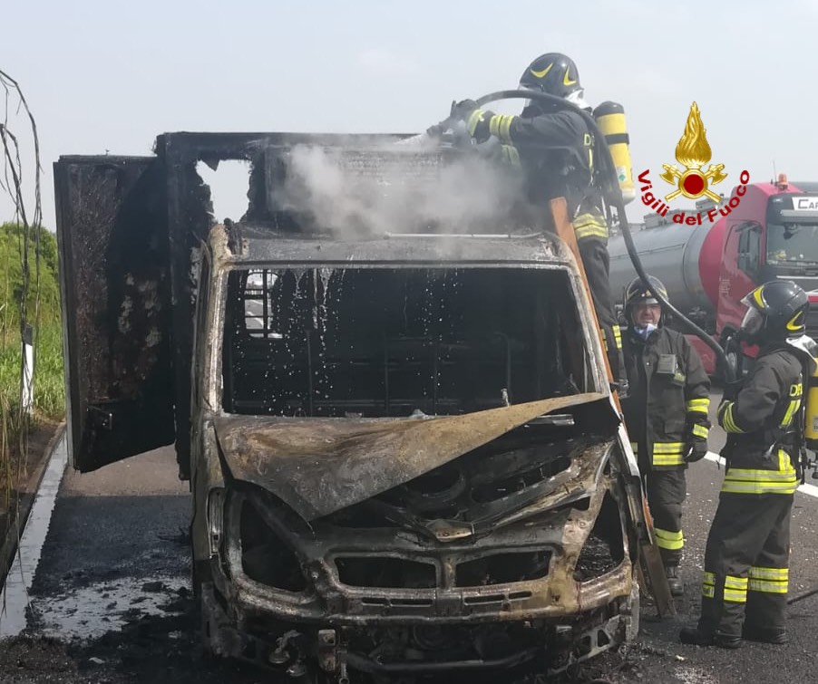 Furgone frigo in fiamme in A4 VIDEO