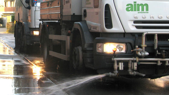 Servizio di lavaggio nelle strade a Vicenza segnalato da nuovi cartelli