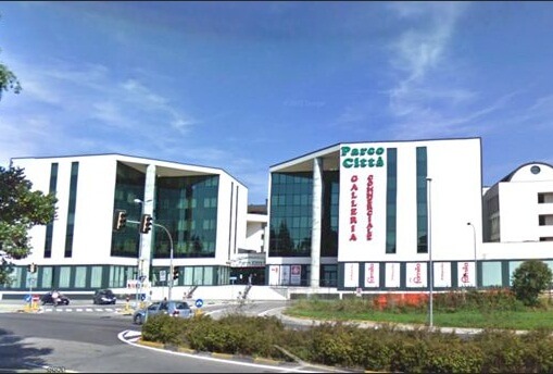 Lanciano sedie dal tetto di Parco Città