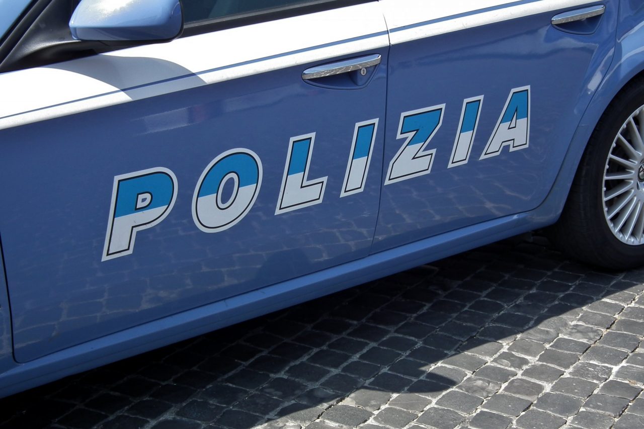 In cassa passano qualche prodotto, il resto se lo nascondono (in modo goffo) sotto i giacconi