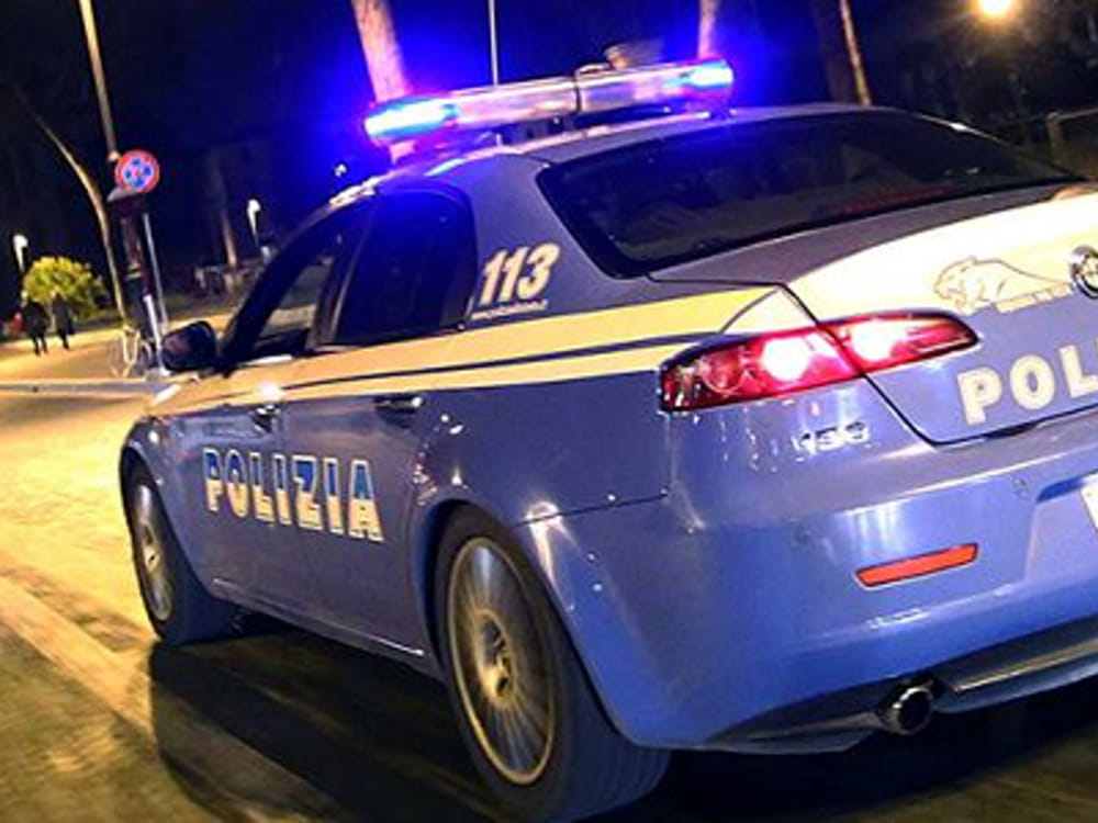 Cade in casa e non riesce a rialzarsi: anziana soccorsa nella notte dalla Polizia