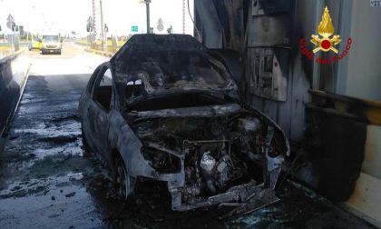 In fiamme un'auto al casello di Noventa Vicentina