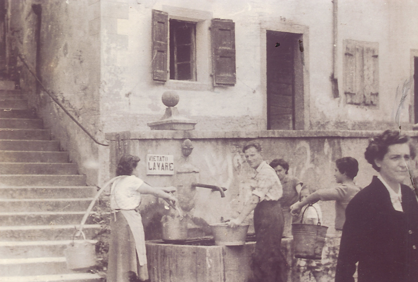 Fontane in centro a Crosara 1955 (1)