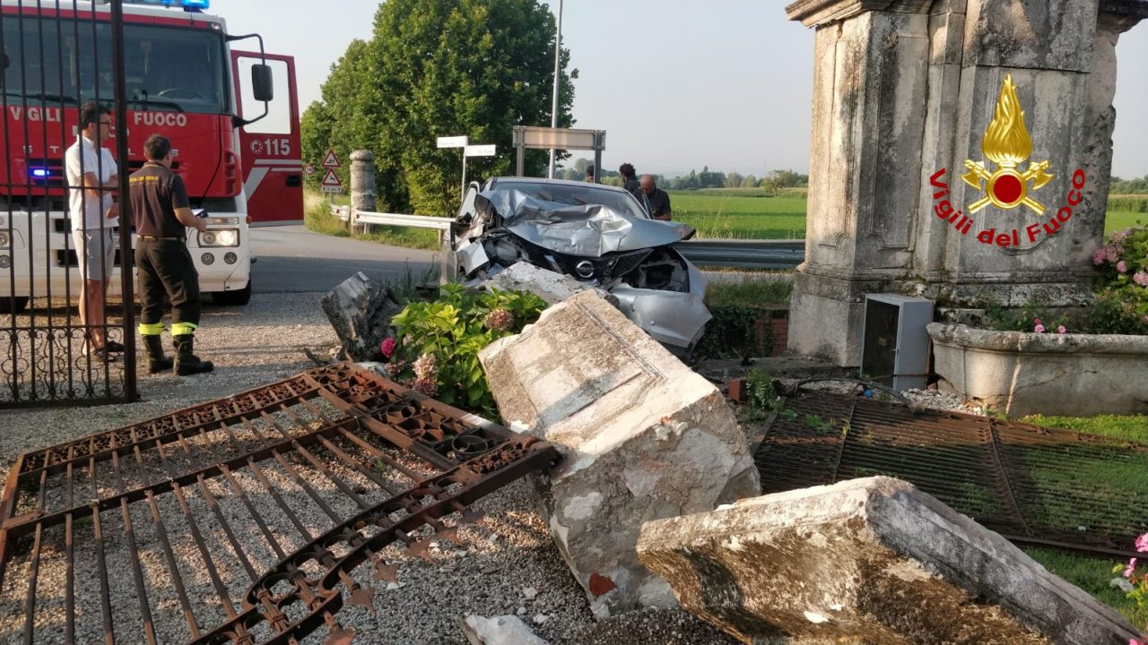Perde il controllo dell’auto e abbatte il cancello di una villa del Settecento