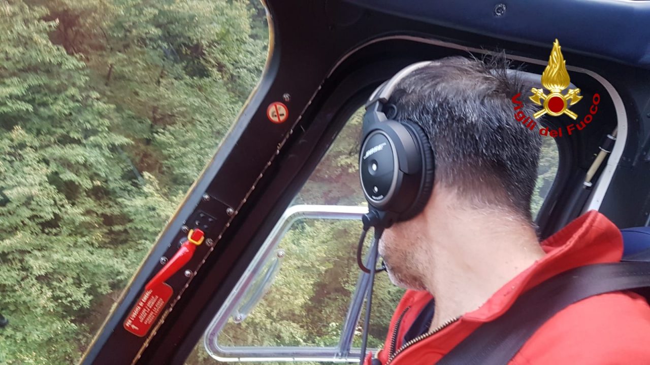 Rimane bloccato su una parete in mezzo al bosco: Salvato