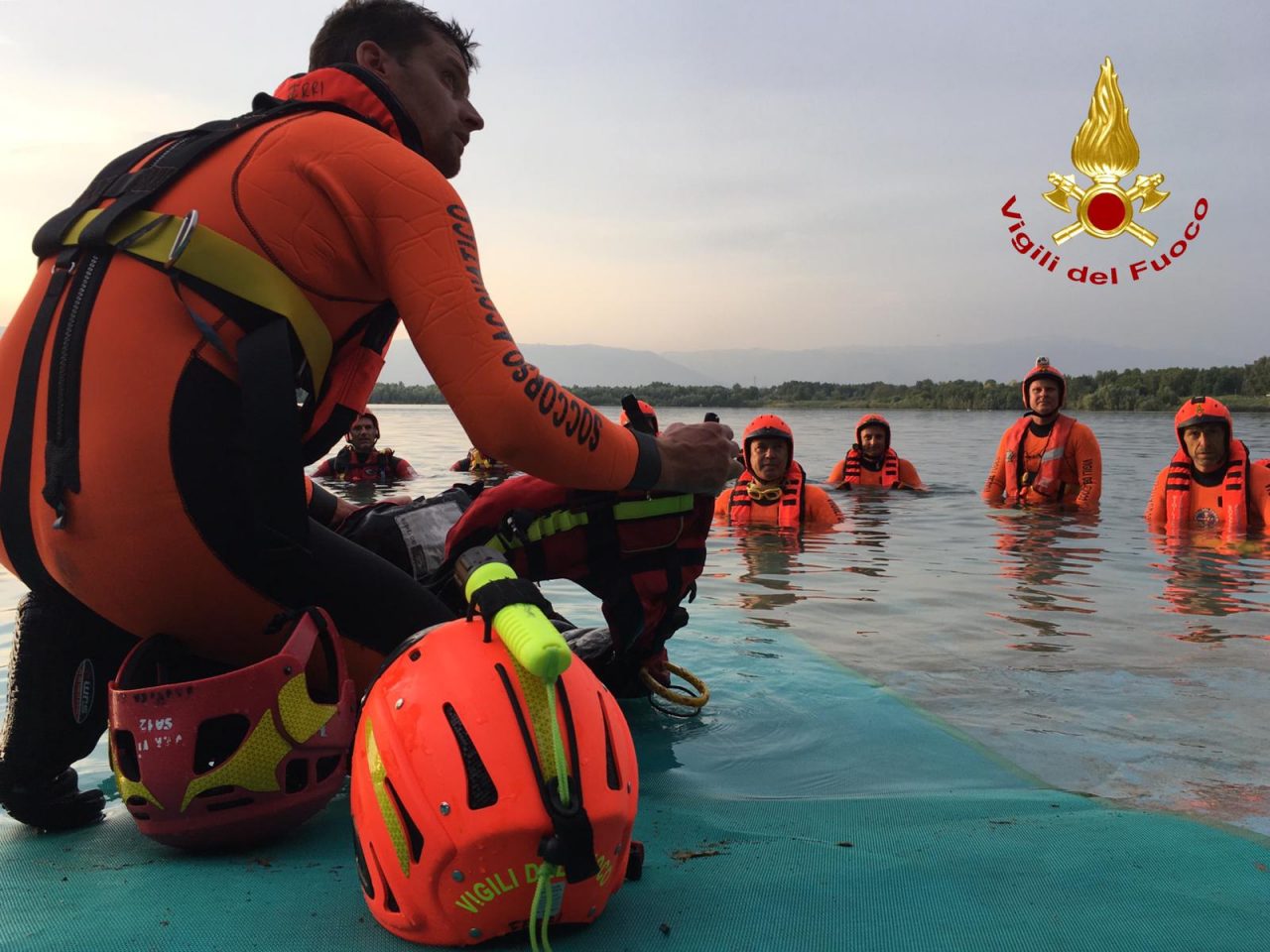 Addestramento notturno per soccorritori acquatici e personale speleo alpino fluviale