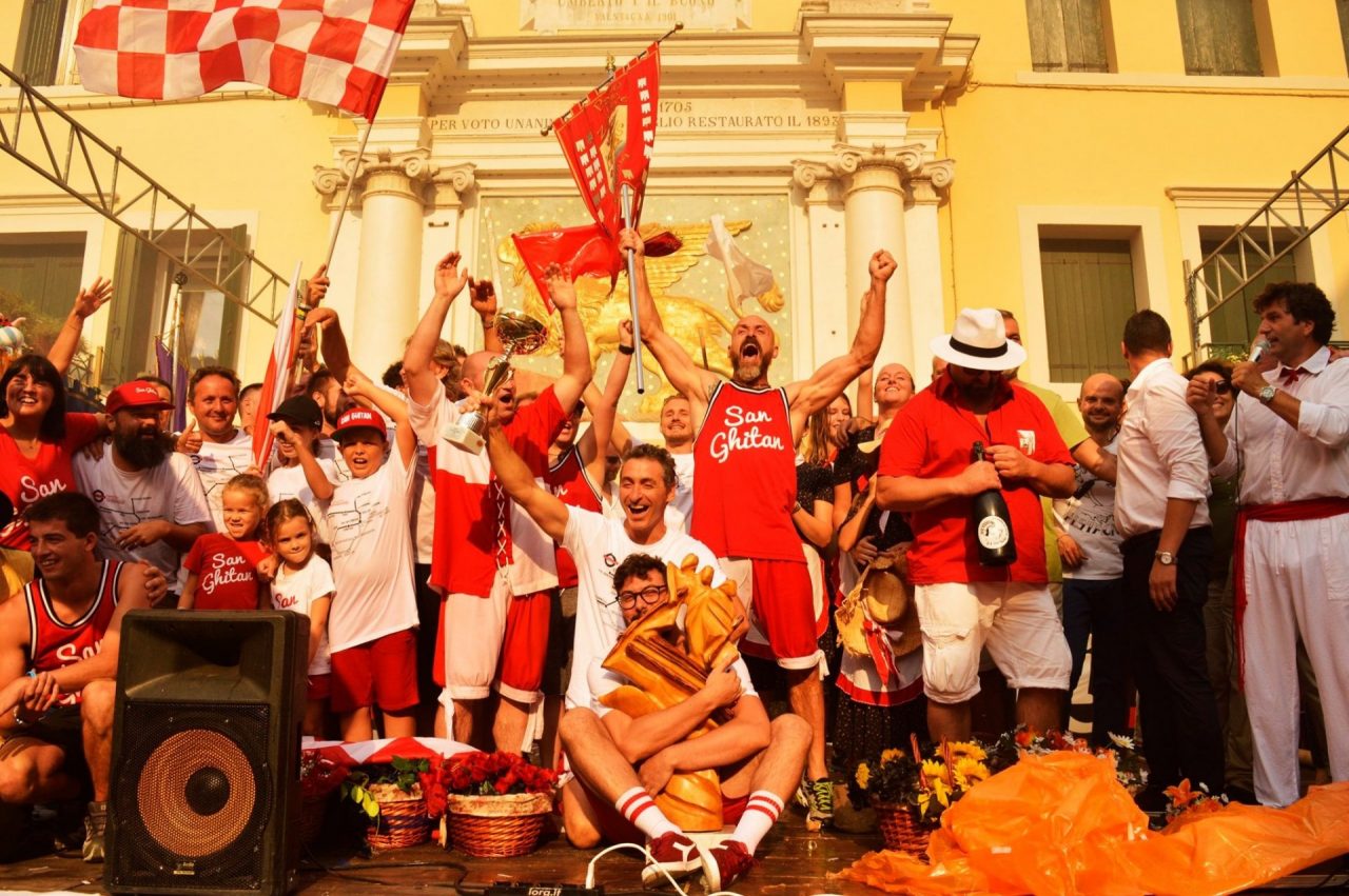 «Scende la pioggia ma che fa? Vince il Palio San Ghitan»