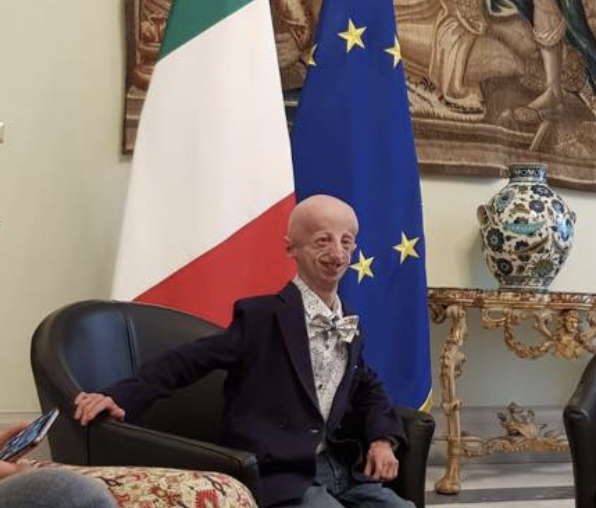 Sammy Basso insignito del diploma di Cavaliere al Merito della Repubblica italiana