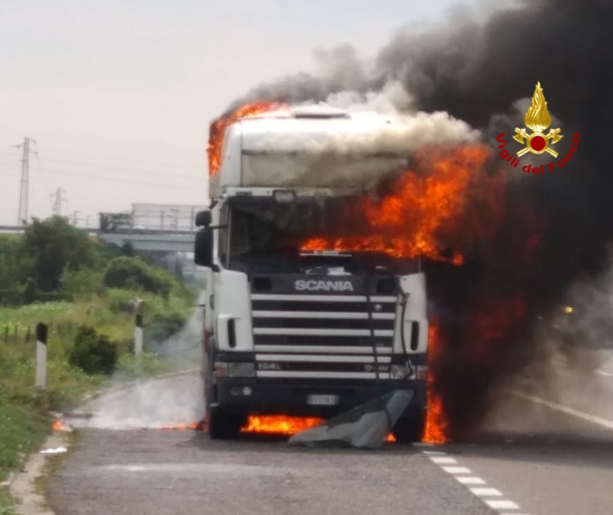 Paura in A4, autoarticolato in fiamme