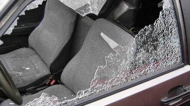 Vicenza, raid in piena notte: decine di auto danneggiate