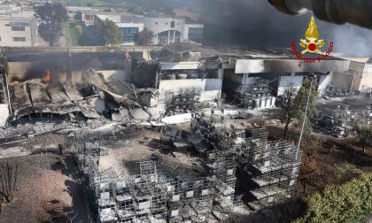 La devastazione dopo l'incendio: lo scheletro della "Isello Vernici"