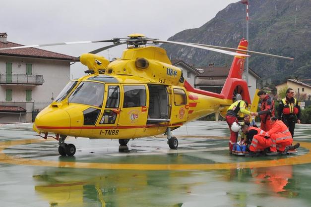 Motociclista vicentino finisce nella scarpata: volo di 20 metri
