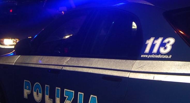 Ubriaco alla guida, oltrepassa la rotatoria e abbandona l’auto