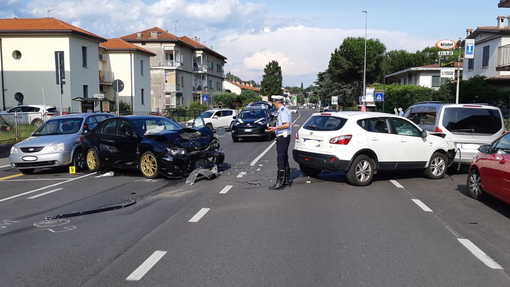 Scontro tra due auto, coinvolte anche vetture in sosta: due feriti in ospedale