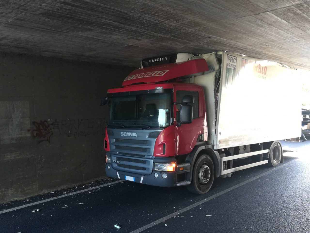 Imbocca il sottopasso a Bolzano Vicentino e rimane incastrato
