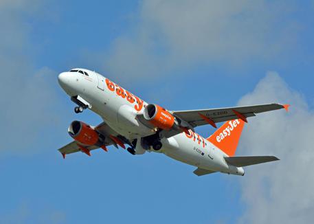 Pilota si sente male: atterraggio d’emergenza per un aereo a Venezia