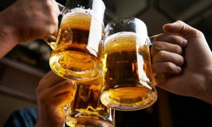 Spillano birra e sottraggono delle bevande: Denunciati