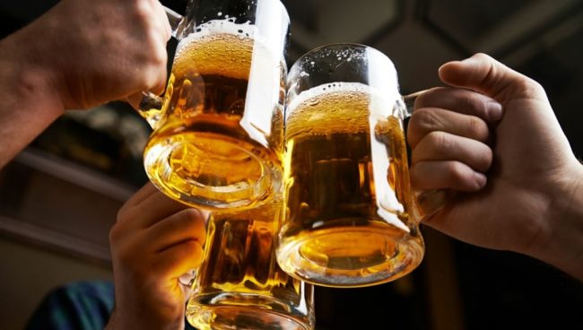 Spillano birra e sottraggono delle bevande: Denunciati