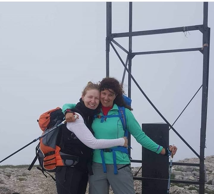 Mano tesa per raggiungere le difficili vette della vita